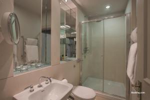 科巴姆伍德兰公园酒店的带淋浴、盥洗盆和卫生间的浴室