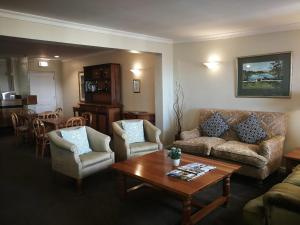 Kuilsrivier赛文瓦赫特乡村旅馆的客厅配有沙发、椅子和桌子