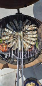 胡塞马MAISON D’HÔTE LES TORTUES -的烤架上的鱼篮