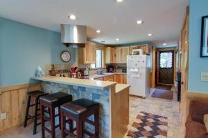 麦考尔Huckleberry Riverfront Cabin的厨房配有木制橱柜和白色冰箱。