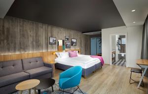 米湖Mývatn - Berjaya Iceland Hotels的酒店客房,配有床和沙发