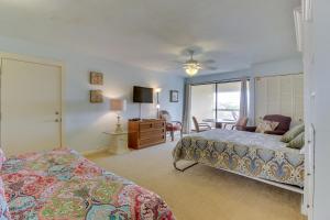 南帕诸岛Marina Retreat的一间带两张床的卧室和一间客厅