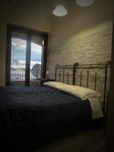 Preturo马萨里住宿加早餐旅馆的一间卧室设有一张床和一个美景窗户。
