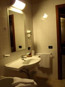 费拉拉兰德卡特那酒店的一间带水槽和镜子的浴室