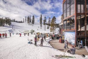 马姆莫斯湖La Vista Blanc 39的一群人住在一座大楼旁边的滑雪场