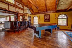 索蒂纳科奇Alpine Escape的一间设有台球桌和酒吧的客房