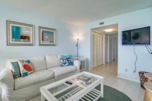 彭萨科拉海滩海外沙丘度假屋的客厅配有白色沙发和电视