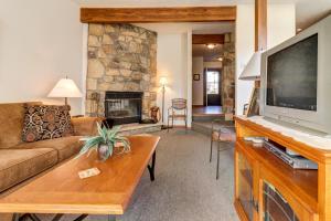 麦克亨利Ski Harbor #15的带沙发和壁炉的客厅