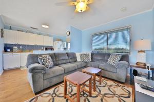 巴特勒海滩Playa Haus的带沙发的客厅和厨房