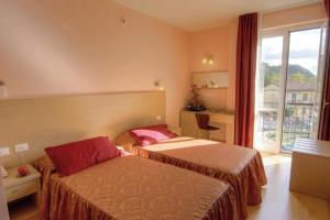 蒙泰卢波菲奥伦蒂诺格兰杜卡图酒店的酒店客房设有两张床和窗户。