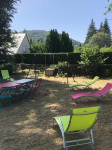 米罗勒Les gîtes du paradis的一组野餐桌椅在院子里
