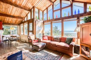 科帕利斯比奇Rocks Cabin的带沙发的客厅和部分窗户。