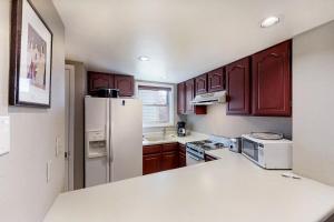 帕戈萨斯普林斯Aspenwood 4262的厨房配有白色冰箱和木制橱柜。