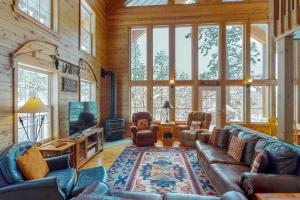 帕戈萨斯普林斯Red Top Lodge的小木屋内的客厅配有沙发和电视
