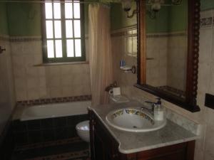 扎哈拉埃尔坎努洛酒店的一间带水槽、浴缸和卫生间的浴室