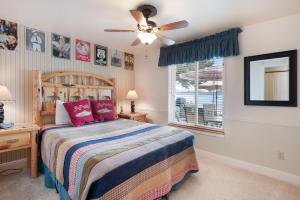 加登城Beach House Getaway的一间卧室配有一张床和吊扇
