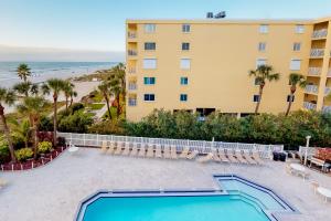 克利尔沃特Beach Palms的从度假村的阳台可欣赏到游泳池和海滩的景色
