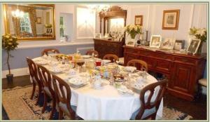 波特兰安妮女王之家住宿加早餐旅馆的餐桌、白色桌布和椅子