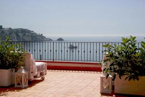陶尔米纳斯特科佩塔住宿加早餐酒店的海景阳台。