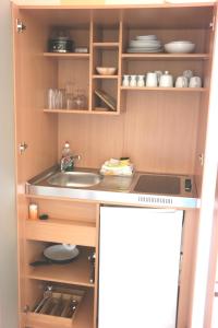 EdemissenAPPartementWESTiNGhaus的厨房配有水槽和橱柜