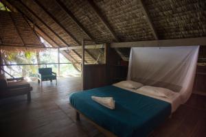 努基Punta Brava的一间卧室配有一张带蓝色棉被的床