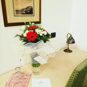 贝拉吉奥飞奥罗尼酒店的花瓶,上面满是红白花