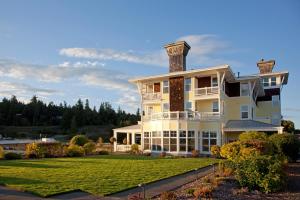 Port LudlowResort at Port Ludlow的一座带草坪的大型白色房屋