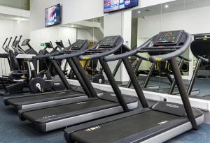 希灵登Atrium Hotel Heathrow的健身房里的一排跑步机