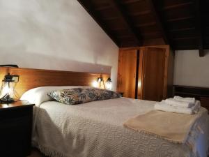 利亚内斯LA ALDEA的一间卧室配有一张床,上面有两条毛巾