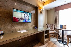 斯特拉班弗伊特斯酒店的酒店客房的墙上配有平面电视