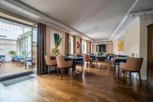 德累斯顿速韦特斯酒店的用餐室设有桌椅和窗户。