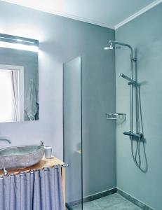 罗德镇Villa Sanyan - Adults Only的一间带水槽和淋浴的浴室