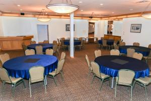落基山庄沃金伊格旅馆的一间会议室,配有蓝色的桌椅