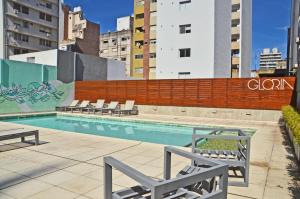 罗萨里奥CDM Temporal的城市里一个带躺椅的游泳池