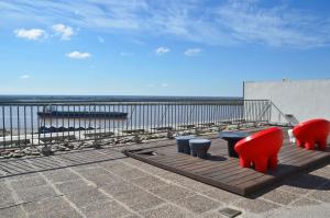 罗萨里奥CDM Temporal的一个带桌椅的庭院和大海