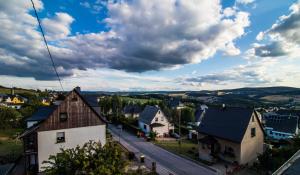 Bernsbacham Balkon des Erzgebirges的一座拥有房屋和街道的小城镇