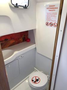 波拉齐克EKO-YACHT的火车上带卫生间的小浴室