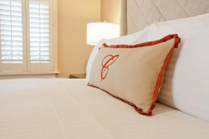 帕罗奥多红衣主教酒店的卧室床上的枕头