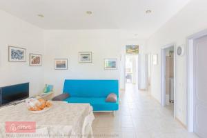 莱波拉诺Stella Marina - Porto Pirrone Paradise Beach的客厅配有蓝色的沙发和桌子