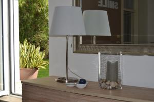 加尔达湖滨Casa Smile的坐在窗边桌子上的一盏灯
