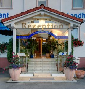 KindsbachLandhotel Schuff的鲜花盛开的锅餐厅的入口
