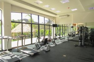 瓜纳卡斯特Ocotal Beach Club Hotel 2的健身房设有跑步机和椭圆机