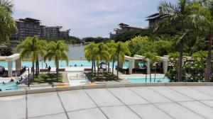 Lagoon view Family Suite in Pico De Loro Cove, Nasugbu内部或周边的泳池