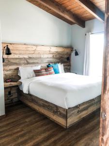 BrewsterLone Point Cellars的一间卧室配有一张大床和木制床头板