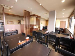 妙高鲁特酒店 - 妙高新井旅馆的餐厅内带桌椅的用餐室