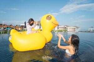 邦萨雷芭堤雅邦萨拉酒店的两个女孩在水里玩黄橡皮鸭
