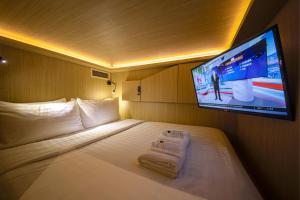 CUBE Boutique Capsule Hotel at Kampong Glam客房内的一张或多张床位