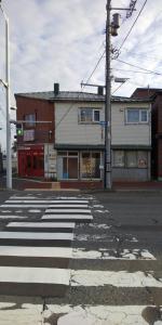 函馆Hakodate station 5minutes walk vacation stay的一条空的街道,在建筑物前面有人行道