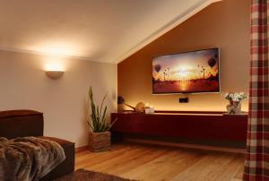 维拉巴萨Crioli Dolomiti Lodge的客厅设有壁挂式平面电视。