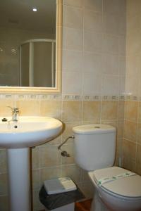 科托里奥斯Apartamentos Mirasierra的一间带卫生间和水槽的浴室
